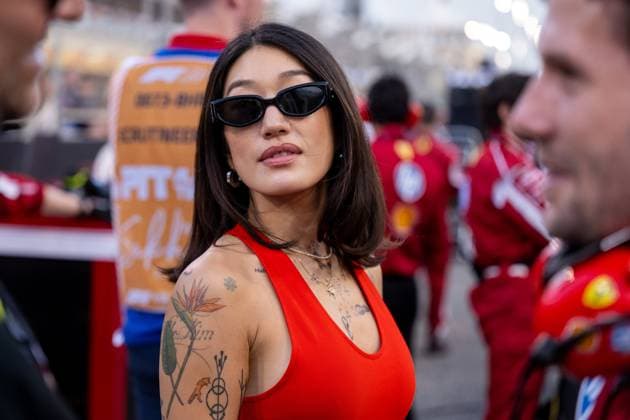 Peggy Gou (Musikerin, Saengerin) im Grid Startaufstellung, BAH, Formel 1 Weltmeisterschaft, Gulf Air Grand Prix von Bahrain, Bahrain International Circuit, Rennen, Saison 2025, 13.04.2025 BAH, Formel 1 Weltmeisterschaft, Gulf Air Grand Prix von Bahrain, Bahrain International Circuit, Rennen, Saison 2025, 13.04.2025 Sakhir Copyright: xEibner-Pressefoto Memmlerx EP_MMR