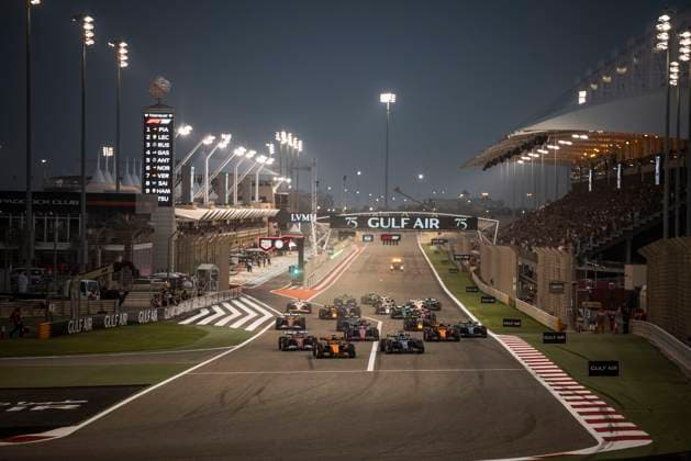 Formula 1 Gulf Air Bahrain Grand Prix 2025 Alexis Perrin OVERTAKE MAXPPP - Sakhir 13 04 2025 04 NORRIS Lando (gbr), McLaren F1 Team, action, 63 RUSSELL George (gbr), Mercedes AMG Petronas, action race start during the Formula 1 Gulf Air Bahrain Grand Prix 2025, the 4th round of the 2025 FIA Formula 1 World Championship, WM, Weltmeisterschaft on the Bahrain International Circuit from April 10 to 13, 2025, in Sakhir, Bahrain Sakhir Bahrain  Copyright: xOVERTAKE MAXPPPxAlexisxPerrinx OVT202504132953 OVT202504132953