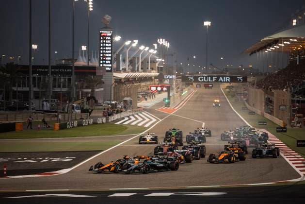 Formula 1 Gulf Air Bahrain Grand Prix 2025 Alexis Perrin OVERTAKE MAXPPP - Sakhir 13 04 2025 04 NORRIS Lando (gbr), McLaren F1 Team, action, 63 RUSSELL George (gbr), Mercedes AMG Petronas, action race start during the Formula 1 Gulf Air Bahrain Grand Prix 2025, the 4th round of the 2025 FIA Formula 1 World Championship, WM, Weltmeisterschaft on the Bahrain International Circuit from April 10 to 13, 2025, in Sakhir, Bahrain Sakhir Bahrain  Copyright: xOVERTAKE MAXPPPxAlexisxPerrinx OVT202504132957 OVT202504132957