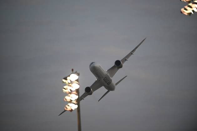 F1 Grand Prix of Bahrain A Gulf Air airplane operates during the Bahrain GP race, the 4th round of the Formula 1 World Championship, WM, Weltmeisterschaft at the Bahrain International Circuit in Sakhir, Bahrain, on April 13, 2025. Sakhir Bahrain  Copyright: xAndreaxDiodatox originalFilename:diodato-f1bahrai250413_npUw3.jpg