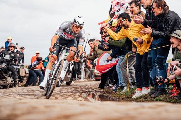 2025 Paris Roubaix Picture by Zac Williams SWpix.com - 13 04 2025 - Cycling - 2025 Paris Roubaix, France - Mathieu Van Der Poel, Alpecin Deceuninick. Copyright: x xSWpix.comx(t axPhotographyxHubxLtd)xZacxWilliams SWpix.comx SWP-2645