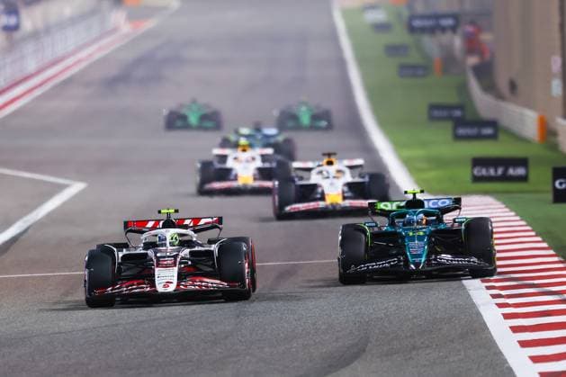 F1 - BAHRAIN GRAND PRIX 2025 27 HULKENBERG Nico (ger), Stake F1 Team Kick C45, action and 14 ALONSO Fernando (spa), Aston Martin F1 Team AMR24, action during the Formula 1 Gulf Bahrain Grand Prix 2025, 4th round of the 2025 FIA Formula One World Championship, WM, Weltmeisterschaft from April 11 to 13, 2025 on the Bahrain International Circuit, in Sakhir, Bahrain - SakhirBahrain  Copyright: xEricxAlonsox
