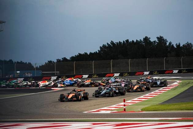 F1 - BAHRAIN GRAND PRIX 2025 start of the race, depart,81 PIASTRI Oscar (aus), McLaren F1 Team MCL39, action 63 RUSSELL George (gbr), Mercedes AMG F1 Team W16, action 04 NORRIS Lando (gbr), McLaren F1 Team MCL39, action during the Formula 1 Gulf Bahrain Grand Prix 2025, 4th round of the 2025 FIA Formula One World Championship, WM, Weltmeisterschaft from April 11 to 13, 2025 on the Bahrain International Circuit, in Sakhir, Bahrain - SakhirBahrain  Copyright: xXavixBonillax