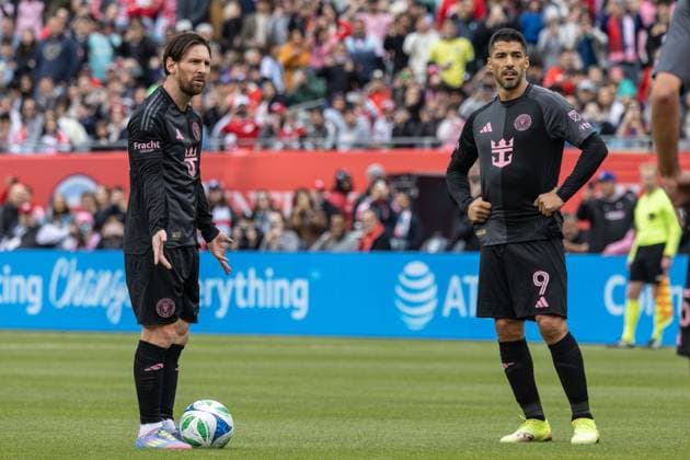 Sport Themen der Woche KW15 Sport Bilder des Tages Chicago, USA, April 13, 2025: Lionel Messi (10 Inter Miami CF) and Luis Suarez (9 Inter Miami CF) set up a free kick during the game between Chicago Fire FC and Inter Miami CF on Sunday April 13, 2025 at Soldier Field, Chicago, USA. (NO COMMERCIAL USAGE) (Shaina Benhiyoun SPP)  Copyright: xShainaxBenhiyoun SPPx spp-en-ShBe-8P6A1358