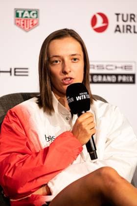 Sport Bilder des Tages Iga Swiatek (POL) beim Interview GER, Porsche Tennis Grand Prix GP Stuttgart 2025, WTA500, 14.04.2025 GER, Porsche Tennis Grand Prix GP Stuttgart 2025, WTA500, 14.04.2025 Stuttgart Copyright: xEibner-Pressefoto RogerxBuerkex EP