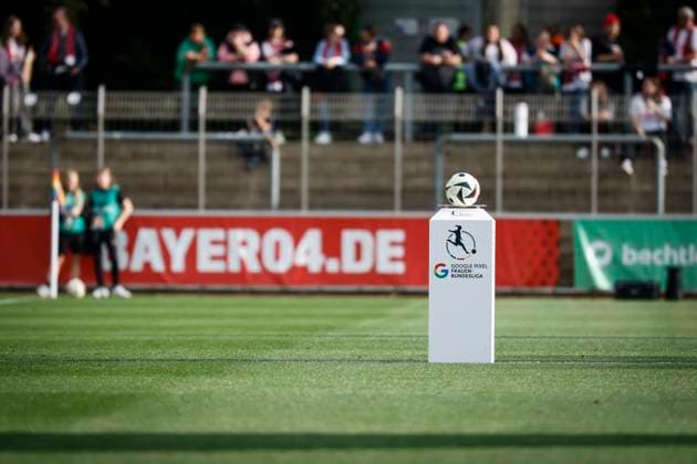 Frauen Fußball-Bundesliga; Bayer 04 Leverkusen - 1. FC Köln, 14.04.2025 Impressionen: der Ball vor dem Bayer04-Schriftzug; Bayer 04 Leverkusen - 1. FC Köln an Spieltag 19 der Google Pixel Frauen-Bundesliga am 14.04.2025 im Ulrich-Haberland-Stadion in Leverkusen (Nordrhein-Westfalen). DFL REGULATIONS PROHIBIT ANY USE OF PHOTOGRAPHS AS IMAGE SEQUENCES AND OR QUASI-VIDEO. Copyright: xBEAUTIFULxSPORTS AxelxKohringx