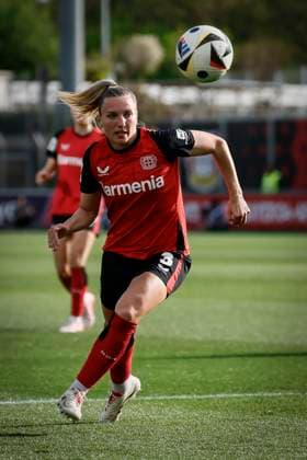 Frauen Fußball-Bundesliga; Bayer 04 Leverkusen - 1. FC Köln, 14.04.2025 Melissa Friedrich (Bayer 04 Leverkusen, 3); Bayer 04 Leverkusen - 1. FC Köln an Spieltag 19 der Google Pixel Frauen-Bundesliga am 14.04.2025 im Ulrich-Haberland-Stadion in Leverkusen (Nordrhein-Westfalen). DFL REGULATIONS PROHIBIT ANY USE OF PHOTOGRAPHS AS IMAGE SEQUENCES AND OR QUASI-VIDEO. Copyright: xBEAUTIFULxSPORTS AxelxKohringx