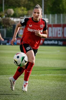 Frauen Fußball-Bundesliga; Bayer 04 Leverkusen - 1. FC Köln, 14.04.2025 Melissa Friedrich (Bayer 04 Leverkusen, 3); Bayer 04 Leverkusen - 1. FC Köln an Spieltag 19 der Google Pixel Frauen-Bundesliga am 14.04.2025 im Ulrich-Haberland-Stadion in Leverkusen (Nordrhein-Westfalen). DFL REGULATIONS PROHIBIT ANY USE OF PHOTOGRAPHS AS IMAGE SEQUENCES AND OR QUASI-VIDEO. Copyright: xBEAUTIFULxSPORTS AxelxKohringx