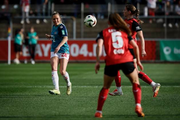 Frauen Fußball-Bundesliga; Bayer 04 Leverkusen - 1. FC Köln, 14.04.2025 Janina Hechler (1. FC Köln, 28), Janou Levels (Bayer 04 Leverkusen, 5); Bayer 04 Leverkusen - 1. FC Köln an Spieltag 19 der Google Pixel Frauen-Bundesliga am 14.04.2025 im Ulrich-Haberland-Stadion in Leverkusen (Nordrhein-Westfalen). DFL REGULATIONS PROHIBIT ANY USE OF PHOTOGRAPHS AS IMAGE SEQUENCES AND OR QUASI-VIDEO. Copyright: xBEAUTIFULxSPORTS AxelxKohringx