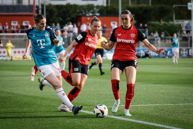 Frauen Fußball-Bundesliga; Bayer 04 Leverkusen - 1. FC Köln, 14.04.2025 Taylor Ziemer (1. FC Köln, 18), Melissa Friedrich (Bayer 04 Leverkusen, 3), Selina Ostermeier (Bayer 04 Leverkusen, 2); Bayer 04 Leverkusen - 1. FC Köln an Spieltag 19 der Google Pixel Frauen-Bundesliga am 14.04.2025 im Ulrich-Haberland-Stadion in Leverkusen (Nordrhein-Westfalen). DFL REGULATIONS PROHIBIT ANY USE OF PHOTOGRAPHS AS IMAGE SEQUENCES AND OR QUASI-VIDEO. Copyright: xBEAUTIFULxSPORTS AxelxKohringx