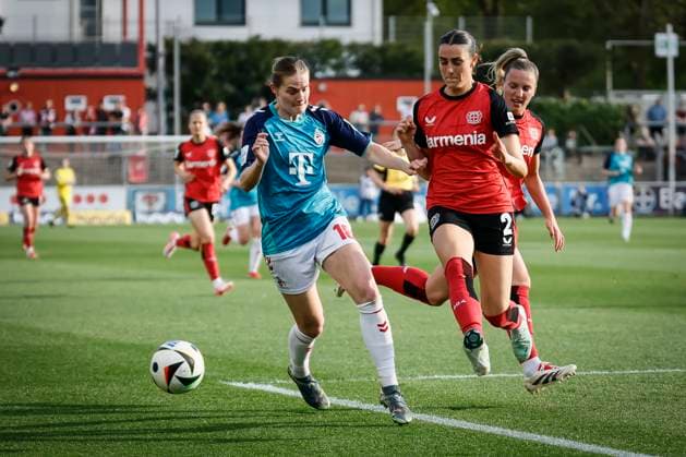 Frauen Fußball-Bundesliga; Bayer 04 Leverkusen - 1. FC Köln, 14.04.2025 Selina Ostermeier (Bayer 04 Leverkusen, 2) klärt vor Taylor Ziemer (1. FC Köln, 18), hinten Melissa Friedrich (Bayer 04 Leverkusen, 3); Bayer 04 Leverkusen - 1. FC Köln an Spieltag 19 der Google Pixel Frauen-Bundesliga am 14.04.2025 im Ulrich-Haberland-Stadion in Leverkusen (Nordrhein-Westfalen). DFL REGULATIONS PROHIBIT ANY USE OF PHOTOGRAPHS AS IMAGE SEQUENCES AND OR QUASI-VIDEO. Copyright: xBEAUTIFULxSPORTS AxelxKohringx