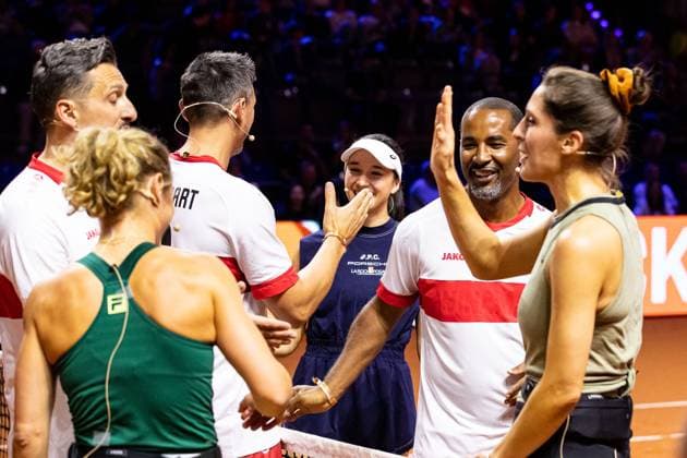 Showact Kick and Serve VFB Stuttgart meets Porsche Tennis Zdravko Kuzmanovic, Laura Siegemund, Fernando Meira, Eva Lys, Andrea Petkovic, Cacau haben Spass und klateschen ab. GER, Porsche Tennis Grand Prix GP Stuttgart 2025, WTA500, 14.04.2025 GER, Porsche Tennis Grand Prix GP Stuttgart 2025, WTA500, 14.04.2025 Stuttgart Copyright: xEibner-Pressefoto RogerxBuerkex EP