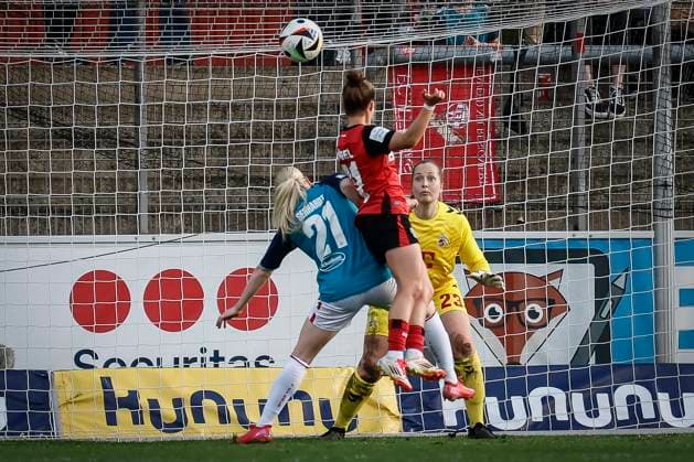 Frauen Fußball-Bundesliga; Bayer 04 Leverkusen - 1. FC Köln, 14.04.2025 Kristin Kögel (Bayer 04 Leverkusen, 11) setzt einen Kopfball knapp über das Tor, Keepern Aurora Mikalsen (1. FC Köln, 23) schaut zu, links Anna Gerhardt (1. FC Köln, 21); Bayer 04 Leverkusen - 1. FC Köln an Spieltag 19 der Google Pixel Frauen-Bundesliga am 14.04.2025 im Ulrich-Haberland-Stadion in Leverkusen (Nordrhein-Westfalen). DFL REGULATIONS PROHIBIT ANY USE OF PHOTOGRAPHS AS IMAGE SEQUENCES AND OR QUASI-VIDEO. Copyright: xBEAUTIFULxSPORTS AxelxKohringx
