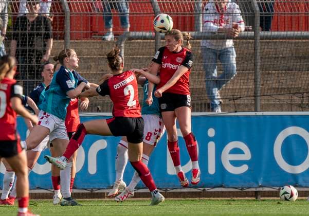 Kopfballduell: Caroline Kehrer (Bayer 04 Leverkusen, 9) und Laura Vogt (1. FC Koeln, 8) 14.04.2025, Bayer Leverkusen - 1. FC Köln, Fussball, Google Pixel Frauen-Bundesliga, GER, Leverkusen, Ulrich Haberland Stadion, Saison 24 25, 19. Spieltag DFL regulations prohibit any use of photographs as image sequences and or quasi-video. Copyright: HMBxMedia xMarcoxBader