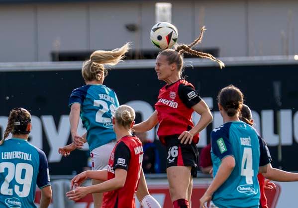 Kopfballduell: Juliette Vidal (Bayer 04 Leverkusen, 56) und Janina Hechler (1. FC Koeln, 28) 14.04.2025, Bayer Leverkusen - 1. FC Köln, Fussball, Google Pixel Frauen-Bundesliga, GER, Leverkusen, Ulrich Haberland Stadion, Saison 24 25, 19. Spieltag DFL regulations prohibit any use of photographs as image sequences and or quasi-video. Copyright: HMBxMedia xMarcoxBader