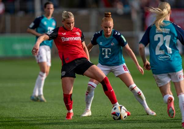 Zweikampf zwischen: Cornelia Kramer (Bayer 04 Leverkusen, 7) und Laura Vogt (1. FC Koeln, 8) 14.04.2025, Bayer Leverkusen - 1. FC Köln, Fussball, Google Pixel Frauen-Bundesliga, GER, Leverkusen, Ulrich Haberland Stadion, Saison 24 25, 19. Spieltag DFL regulations prohibit any use of photographs as image sequences and or quasi-video. Copyright: HMBxMedia xMarcoxBader