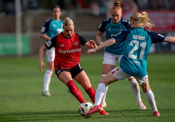Zweikampf zwischen: Cornelia Kramer (Bayer 04 Leverkusen, 7) und Anna Gerhardt (1. FC Koeln, 21) 14.04.2025, Bayer Leverkusen - 1. FC Köln, Fussball, Google Pixel Frauen-Bundesliga, GER, Leverkusen, Ulrich Haberland Stadion, Saison 24 25, 19. Spieltag DFL regulations prohibit any use of photographs as image sequences and or quasi-video. Copyright: HMBxMedia xMarcoxBader