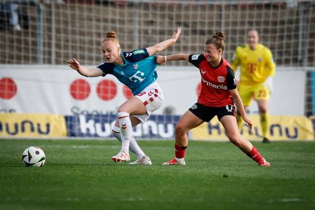 Frauen Fußball-Bundesliga; Bayer 04 Leverkusen - 1. FC Köln, 14.04.2025 Kristin Kögel (Bayer 04 Leverkusen, 11) hält Laura Vogt (1. FC Köln, 8) beim Zweikampf am Trikot; Bayer 04 Leverkusen - 1. FC Köln an Spieltag 19 der Google Pixel Frauen-Bundesliga am 14.04.2025 im Ulrich-Haberland-Stadion in Leverkusen (Nordrhein-Westfalen). DFL REGULATIONS PROHIBIT ANY USE OF PHOTOGRAPHS AS IMAGE SEQUENCES AND OR QUASI-VIDEO. Copyright: xBEAUTIFULxSPORTS AxelxKohringx