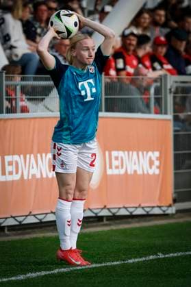 Frauen Fußball-Bundesliga; Bayer 04 Leverkusen - 1. FC Köln, 14.04.2025 Anna Gerhardt (1. FC Köln, 21) beim Einwurf; Bayer 04 Leverkusen - 1. FC Köln an Spieltag 19 der Google Pixel Frauen-Bundesliga am 14.04.2025 im Ulrich-Haberland-Stadion in Leverkusen (Nordrhein-Westfalen). DFL REGULATIONS PROHIBIT ANY USE OF PHOTOGRAPHS AS IMAGE SEQUENCES AND OR QUASI-VIDEO. Copyright: xBEAUTIFULxSPORTS AxelxKohringx