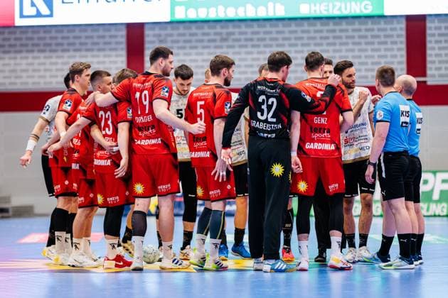 Begruessung der Mannschaften von TuS N-Luebbecke (rot) und HC Elbflorenz 2006 (weiss) GER, TuS N-Luebbecke vs. HC Elbflorenz 2006, Handball, 2. Bundesliga, 27. Spieltag, Spielzeit 2024 2025, 14.04.2025 GER, TuS N-Luebbecke vs. HC Elbflorenz 2006, Handball, 2. Bundesliga, 27. Spieltag, Spielzeit 2024 2025, 14.04.2025 Luebbecke