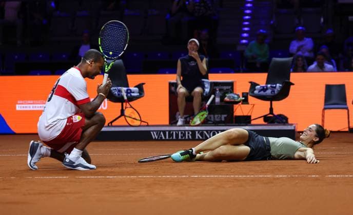 Stuttgart , Porsche Tennis Grand Prix , Doppel-Mixed-Showevent , v.l. Cacau kniet nieder, nachdem er Andrea Petkovic beim Aufschlag getroffen hat