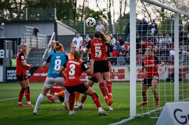 Frauen Fußball-Bundesliga; Bayer 04 Leverkusen - 1. FC Köln, 14.04.2025 Janou Levels (Bayer 04 Leverkusen, 5) klärt per Kopf nach einem Eckball, links 1. FC Köln, Melissa Friedrich (Bayer 04 Leverkusen, 3); Bayer 04 Leverkusen - 1. FC Köln an Spieltag 19 der Google Pixel Frauen-Bundesliga am 14.04.2025 im Ulrich-Haberland-Stadion in Leverkusen (Nordrhein-Westfalen). DFL REGULATIONS PROHIBIT ANY USE OF PHOTOGRAPHS AS IMAGE SEQUENCES AND OR QUASI-VIDEO. Copyright: xBEAUTIFULxSPORTS AxelxKohringx
