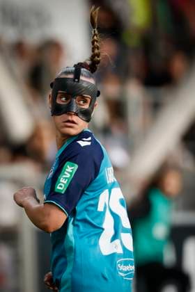 Frauen Fußball-Bundesliga; Bayer 04 Leverkusen - 1. FC Köln, 14.04.2025 Vanessa Leimenstoll (1. FC Köln, 29) spielt mit Maske; Bayer 04 Leverkusen - 1. FC Köln an Spieltag 19 der Google Pixel Frauen-Bundesliga am 14.04.2025 im Ulrich-Haberland-Stadion in Leverkusen (Nordrhein-Westfalen). DFL REGULATIONS PROHIBIT ANY USE OF PHOTOGRAPHS AS IMAGE SEQUENCES AND OR QUASI-VIDEO. Copyright: xBEAUTIFULxSPORTS AxelxKohringx