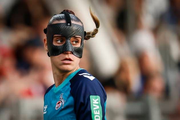 Frauen Fußball-Bundesliga; Bayer 04 Leverkusen - 1. FC Köln, 14.04.2025 Vanessa Leimenstoll (1. FC Köln, 29) spielt mit Maske; Bayer 04 Leverkusen - 1. FC Köln an Spieltag 19 der Google Pixel Frauen-Bundesliga am 14.04.2025 im Ulrich-Haberland-Stadion in Leverkusen (Nordrhein-Westfalen). DFL REGULATIONS PROHIBIT ANY USE OF PHOTOGRAPHS AS IMAGE SEQUENCES AND OR QUASI-VIDEO. Copyright: xBEAUTIFULxSPORTS AxelxKohringx