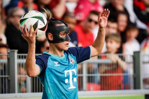 Frauen Fußball-Bundesliga; Bayer 04 Leverkusen - 1. FC Köln, 14.04.2025 Vanessa Leimenstoll (1. FC Köln, 29) mit Maske beim Einwurf; Bayer 04 Leverkusen - 1. FC Köln an Spieltag 19 der Google Pixel Frauen-Bundesliga am 14.04.2025 im Ulrich-Haberland-Stadion in Leverkusen (Nordrhein-Westfalen). DFL REGULATIONS PROHIBIT ANY USE OF PHOTOGRAPHS AS IMAGE SEQUENCES AND OR QUASI-VIDEO. Copyright: xBEAUTIFULxSPORTS AxelxKohringx