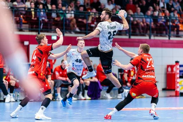v.l. Alexander Schulze (TuS N-Luebbecke, 14), Sebastian Gress (HC Elbflorenz 2006, 25), Falk Kolodziej (TuS N-Luebbecke, 23) GER, TuS N-Luebbecke vs. HC Elbflorenz 2006, Handball, 2. Bundesliga, 27. Spieltag, Spielzeit 2024 2025, 14.04.2025 GER, TuS N-Luebbecke vs. HC Elbflorenz 2006, Handball, 2. Bundesliga, 27. Spieltag, Spielzeit 2024 2025, 14.04.2025 Luebbecke