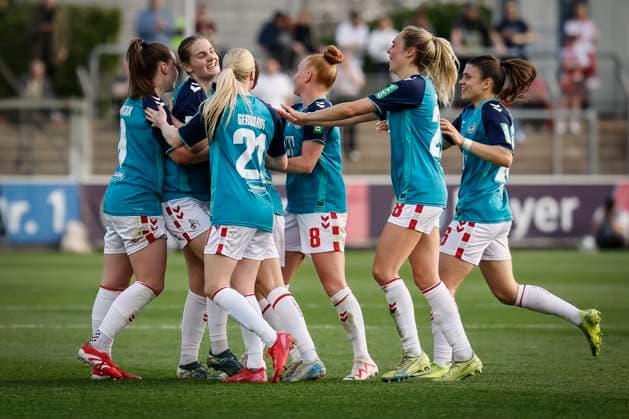 Frauen Fußball-Bundesliga; Bayer 04 Leverkusen - 1. FC Köln, 14.04.2025 Die Kölnerinnen beim Torjubel nach dem Treffer von Taylor Ziemer (1. FC Köln, 18); Bayer 04 Leverkusen - 1. FC Köln an Spieltag 19 der Google Pixel Frauen-Bundesliga am 14.04.2025 im Ulrich-Haberland-Stadion in Leverkusen (Nordrhein-Westfalen). DFL REGULATIONS PROHIBIT ANY USE OF PHOTOGRAPHS AS IMAGE SEQUENCES AND OR QUASI-VIDEO. Copyright: xBEAUTIFULxSPORTS AxelxKohringx