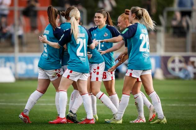 Frauen Fußball-Bundesliga; Bayer 04 Leverkusen - 1. FC Köln, 14.04.2025 Die Kölnerinnen beim Torjubel nach dem Treffer von Taylor Ziemer (1. FC Köln, 18); Bayer 04 Leverkusen - 1. FC Köln an Spieltag 19 der Google Pixel Frauen-Bundesliga am 14.04.2025 im Ulrich-Haberland-Stadion in Leverkusen (Nordrhein-Westfalen). DFL REGULATIONS PROHIBIT ANY USE OF PHOTOGRAPHS AS IMAGE SEQUENCES AND OR QUASI-VIDEO. Copyright: xBEAUTIFULxSPORTS AxelxKohringx