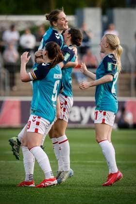 Frauen Fußball-Bundesliga; Bayer 04 Leverkusen - 1. FC Köln, 14.04.2025 Die Kölnerinnen beim Torjubel nach dem Treffer von Taylor Ziemer (1. FC Köln, 18); Bayer 04 Leverkusen - 1. FC Köln an Spieltag 19 der Google Pixel Frauen-Bundesliga am 14.04.2025 im Ulrich-Haberland-Stadion in Leverkusen (Nordrhein-Westfalen). DFL REGULATIONS PROHIBIT ANY USE OF PHOTOGRAPHS AS IMAGE SEQUENCES AND OR QUASI-VIDEO. Copyright: xBEAUTIFULxSPORTS AxelxKohringx