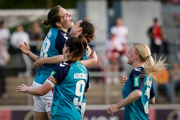 Frauen Fußball-Bundesliga; Bayer 04 Leverkusen - 1. FC Köln, 14.04.2025 Die Kölnerinnen beim Torjubel nach dem Treffer von Taylor Ziemer (1. FC Köln, 18); Bayer 04 Leverkusen - 1. FC Köln an Spieltag 19 der Google Pixel Frauen-Bundesliga am 14.04.2025 im Ulrich-Haberland-Stadion in Leverkusen (Nordrhein-Westfalen). DFL REGULATIONS PROHIBIT ANY USE OF PHOTOGRAPHS AS IMAGE SEQUENCES AND OR QUASI-VIDEO. Copyright: xBEAUTIFULxSPORTS AxelxKohringx