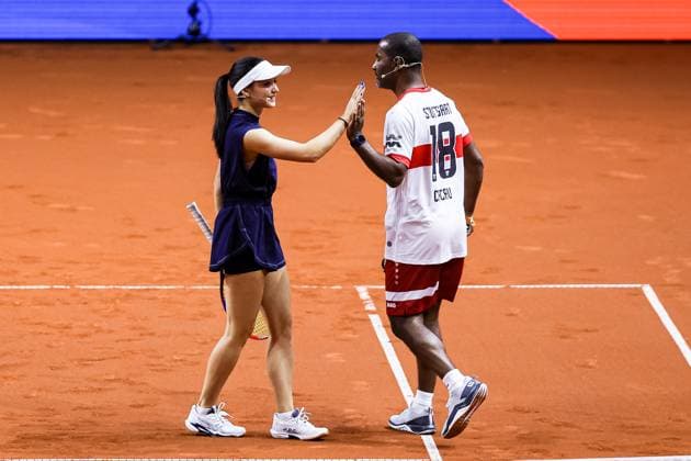 Showact Kick and Serve VFB Stuttgart meets Porsche Tennis Eva Lys und Cacau GER, Porsche Tennis Grand Prix GP Stuttgart 2025, WTA500, 14.04.2025 GER, Porsche Tennis Grand Prix GP Stuttgart 2025, WTA500, 14.04.2025 Stuttgart Copyright: xEibner-Pressefoto RogerxBuerkex EP