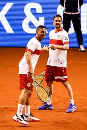 Showact Kick and Serve VFB Stuttgart meets Porsche Tennis Zdravko Kuzmanovic, Fernando Meira, haben Spass. klateschen ab. GER, Porsche Tennis Grand Prix GP Stuttgart 2025, WTA500, 14.04.2025 GER, Porsche Tennis Grand Prix GP Stuttgart 2025, WTA500, 14.04.2025 Stuttgart Copyright: xEibner-Pressefoto RogerxBuerkex EP
