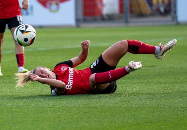 Melissa Friedrich (Bayer 04 Leverkusen, 3) liegt am Boden und spielt den Ball. 14.04.2025, Bayer Leverkusen - 1. FC Köln, Fussball, Google Pixel Frauen-Bundesliga, GER, Leverkusen, Ulrich Haberland Stadion, Saison 24 25, 19. Spieltag DFL regulations prohibit any use of photographs as image sequences and or quasi-video. Copyright: HMBxMedia xMarcoxBader