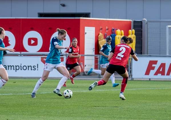 Zweikampf zwischen: Taylor Ziemer (1. FC Koeln, 18) und Selina Ostermeier (Bayer 04 Leverkusen, 2) 14.04.2025, Bayer Leverkusen - 1. FC Köln, Fussball, Google Pixel Frauen-Bundesliga, GER, Leverkusen, Ulrich Haberland Stadion, Saison 24 25, 19. Spieltag DFL regulations prohibit any use of photographs as image sequences and or quasi-video. Copyright: HMBxMedia xMarcoxBader