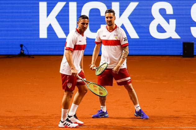 Showact Kick and Serve VFB Stuttgart meets Porsche Tennis Zdravko Kuzmanovic, Fernando Meira, haben Spass. klateschen ab. GER, Porsche Tennis Grand Prix GP Stuttgart 2025, WTA500, 14.04.2025 GER, Porsche Tennis Grand Prix GP Stuttgart 2025, WTA500, 14.04.2025 Stuttgart Copyright: xEibner-Pressefoto RogerxBuerkex EP