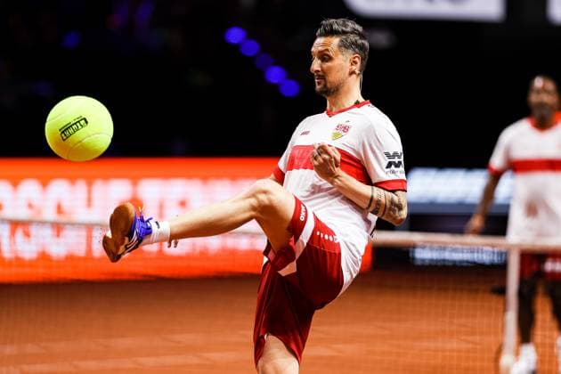 Showact Kick and Serve VFB Stuttgart meets Porsche Tennis Zdravko Kuzmanovic kickt den Ball. GER, Porsche Tennis Grand Prix GP Stuttgart 2025, WTA500, 14.04.2025 GER, Porsche Tennis Grand Prix GP Stuttgart 2025, WTA500, 14.04.2025 Stuttgart Copyright: xEibner-Pressefoto RogerxBuerkex EP
