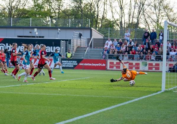 Taylor Ziemer (1. FC Koeln, 18) mit einem Schuss auf das Tor von Friederike Repohl (Bayer 04 Leverkusen, 27). Der Ball geht zum 0-1 ins Tor. 14.04.2025, Bayer Leverkusen - 1. FC Köln, Fussball, Google Pixel Frauen-Bundesliga, GER, Leverkusen, Ulrich Haberland Stadion, Saison 24 25, 19. Spieltag DFL regulations prohibit any use of photographs as image sequences and or quasi-video. Copyright: HMBxMedia xMarcoxBader