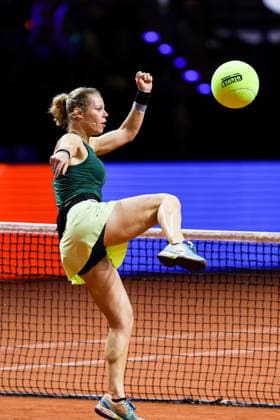 Showact Kick and Serve VFB Stuttgart meets Porsche Tennis Laura Siegemund kickt den Ball. GER, Porsche Tennis Grand Prix GP Stuttgart 2025, WTA500, 14.04.2025 GER, Porsche Tennis Grand Prix GP Stuttgart 2025, WTA500, 14.04.2025 Stuttgart Copyright: xEibner-Pressefoto RogerxBuerkex EP