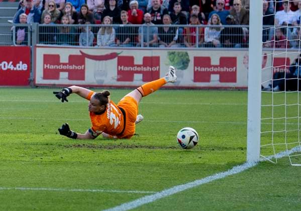 Friederike Repohl (Bayer 04 Leverkusen, 27) kann den Ball nicht mehr halten. Der Ball geht zum 0-1 ins Tor. 14.04.2025, Bayer Leverkusen - 1. FC Köln, Fussball, Google Pixel Frauen-Bundesliga, GER, Leverkusen, Ulrich Haberland Stadion, Saison 24 25, 19. Spieltag DFL regulations prohibit any use of photographs as image sequences and or quasi-video. Copyright: HMBxMedia xMarcoxBader