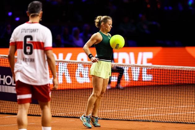 Showact Kick and Serve VFB Stuttgart meets Porsche Tennis Laura Siegemund nimmt den Ball an. im Vordergrund Fernando Meira GER, Porsche Tennis Grand Prix GP Stuttgart 2025, WTA500, 14.04.2025 GER, Porsche Tennis Grand Prix GP Stuttgart 2025, WTA500, 14.04.2025 Stuttgart Copyright: xEibner-Pressefoto RogerxBuerkex EP