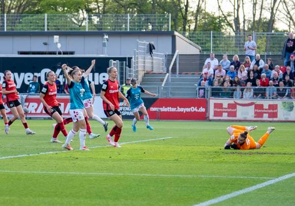 Friederike Repohl (Bayer 04 Leverkusen, 27) liegt am Boden und kann den Ball nicht halten. Der Ball geht zum 0-1 ins Tor. Alena Bienz (1. FC Koeln, 11) jubelt. 14.04.2025, Bayer Leverkusen - 1. FC Köln, Fussball, Google Pixel Frauen-Bundesliga, GER, Leverkusen, Ulrich Haberland Stadion, Saison 24 25, 19. Spieltag DFL regulations prohibit any use of photographs as image sequences and or quasi-video. Copyright: HMBxMedia xMarcoxBader