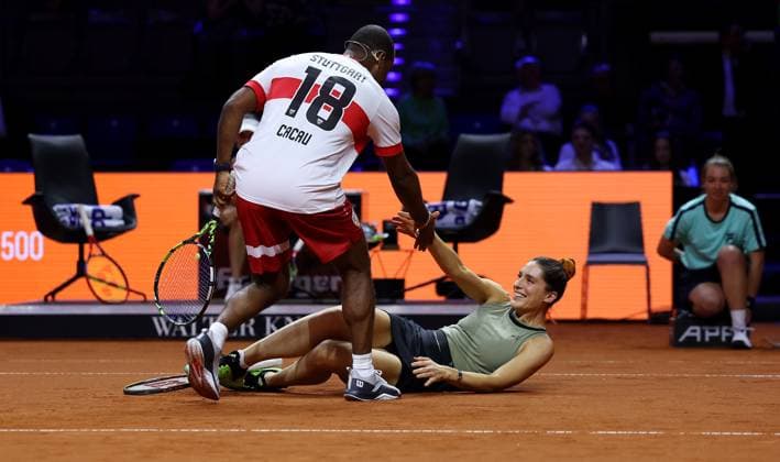 Stuttgart , Porsche Tennis Grand Prix , Doppel-Mixed-Showevent, v.l. Cacau hilft Andrea Petkovic auf, nach dem er sie mit einem Ball getroffen hat und sie am Boden liegt