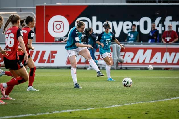 Frauen Fußball-Bundesliga; Bayer 04 Leverkusen - 1. FC Köln, 14.04.2025 Taylor Ziemer (1. FC Köln, 18) zieht nach starker Einzelleistung zum 0:1 ab; Bayer 04 Leverkusen - 1. FC Köln an Spieltag 19 der Google Pixel Frauen-Bundesliga am 14.04.2025 im Ulrich-Haberland-Stadion in Leverkusen (Nordrhein-Westfalen). DFL REGULATIONS PROHIBIT ANY USE OF PHOTOGRAPHS AS IMAGE SEQUENCES AND OR QUASI-VIDEO. Copyright: xBEAUTIFULxSPORTS AxelxKohringx