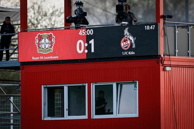 Frauen Fußball-Bundesliga; Bayer 04 Leverkusen - 1. FC Köln, 14.04.2025 Der Halbzeitstand auf der Anzeigetafel (0:1); Bayer 04 Leverkusen - 1. FC Köln an Spieltag 19 der Google Pixel Frauen-Bundesliga am 14.04.2025 im Ulrich-Haberland-Stadion in Leverkusen (Nordrhein-Westfalen). DFL REGULATIONS PROHIBIT ANY USE OF PHOTOGRAPHS AS IMAGE SEQUENCES AND OR QUASI-VIDEO. Copyright: xBEAUTIFULxSPORTS AxelxKohringx