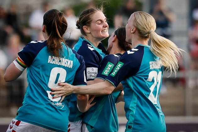 Frauen Fußball-Bundesliga; Bayer 04 Leverkusen - 1. FC Köln, 14.04.2025 Torjubel um die Schützin zum 0:1, Taylor Ziemer (1. FC Köln, 18); Bayer 04 Leverkusen - 1. FC Köln an Spieltag 19 der Google Pixel Frauen-Bundesliga am 14.04.2025 im Ulrich-Haberland-Stadion in Leverkusen (Nordrhein-Westfalen). DFL REGULATIONS PROHIBIT ANY USE OF PHOTOGRAPHS AS IMAGE SEQUENCES AND OR QUASI-VIDEO. Copyright: xBEAUTIFULxSPORTS AxelxKohringx