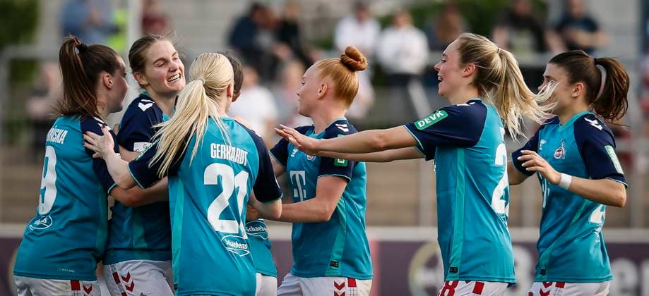 Frauen Fußball-Bundesliga; Bayer 04 Leverkusen - 1. FC Köln, 14.04.2025 Die Kölnerinnen beim Torjubel nach dem Treffer von Torjubel der Kölnerinnen um die Torschützin zum 0:1, Taylor Ziemer (1. FC Köln, 18); Bayer 04 Leverkusen - 1. FC Köln an Spieltag 19 der Google Pixel Frauen-Bundesliga am 14.04.2025 im Ulrich-Haberland-Stadion in Leverkusen (Nordrhein-Westfalen). DFL REGULATIONS PROHIBIT ANY USE OF PHOTOGRAPHS AS IMAGE SEQUENCES AND OR QUASI-VIDEO. Copyright: xBEAUTIFULxSPORTS AxelxKohringx